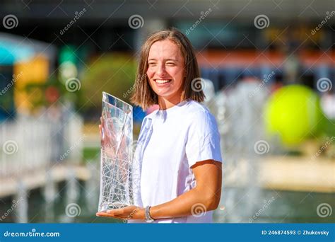 La Championne De Pologne De Miami Iga Swiatek Pose Avec Troph E