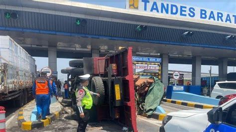 Detik Detik Truk Rem Blong Seruduk Gerbang Tol Di Surabaya Muatan Kayu