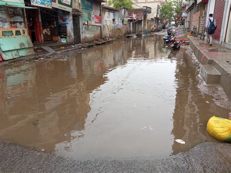 The Appearance Of The Citys Roads Worsened Due To Light Rain हल्की