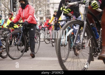 Des Centaines De Cyclistes Roulent Travers Les Rues De Londres Dans