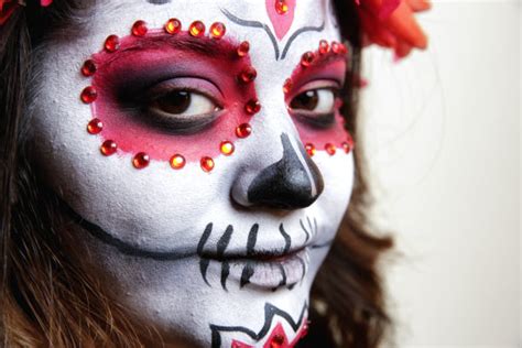 How To Apply La Catrina Makeup: A Day of The Dead Tutorial