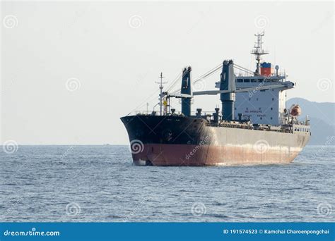 Oud Vrachtschip Met Zware Kranen Voor Anker In Zee Stock Afbeelding