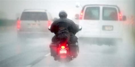 Conducir la moto con lluvia consejos útiles