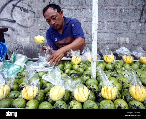 Antipolo City Philippines June 14 2017 A Street Food Vendor Slices