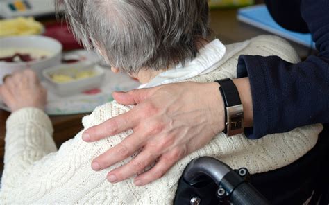 Pflegebedürftige mit Informationen zur Pflege zufrieden