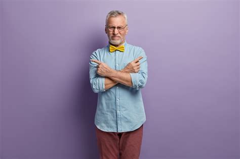 Último homem vestindo camisa azul e gravata borboleta amarela Foto Grátis