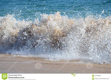 Ondas Que Quebram Na Costa Imagem De Stock Imagem De Paisagem 107383653