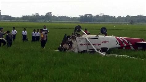 Pesawat Latih Cessna 172 Jatuh Di Tengah Sawah