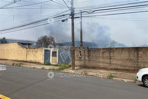 Fumaça preta de incêndio preocupa moradores do Senador Vergueiros em