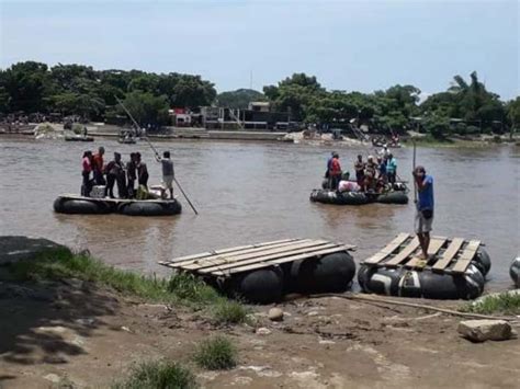 Venezolanos cruzan río Suchiate para llegar de Guatemala a México