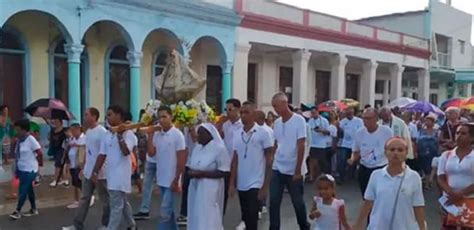 Devotos católicos cubanos celebran con fervor el Día de la Virgen de la