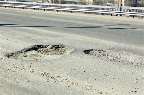 Route De Très Mauvaise Qualité Avec Des Nids De Poule Photo Premium