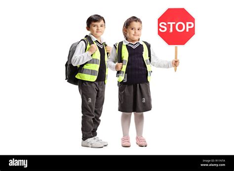 Portrait d un écolier et une écolière avec des gilets de sécurité et un