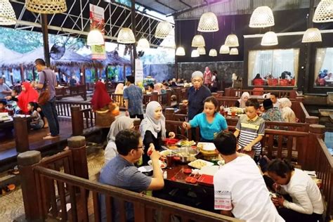 Makan Nikmat Sambil Lesehan Di Warung Apung Rahmawati Sidoarjo Objek