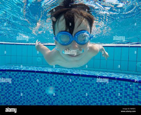 Piscine jouer sous l eau l eau Banque de photographies et dimages à