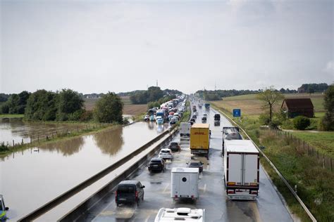 Überschwemmung der A2 Starkregen setzt Autobahn unter Wasser