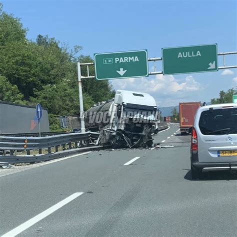 Camion Sfonda Spartitraffico E Finisce Sulla Carreggiata Opposta