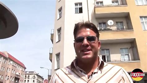 Cette MILF Rousse Avec Des Lunettes De Soleil Adore Le Sexe Brutal En