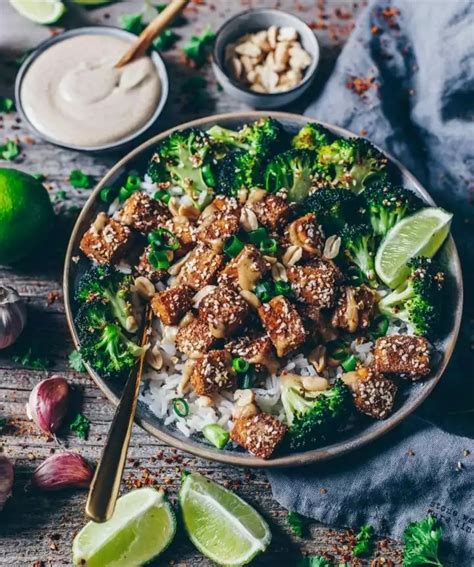 Knuspriger Sesam Tofu Mit Tahini Erdnuss So E Brokkoli Und Reis