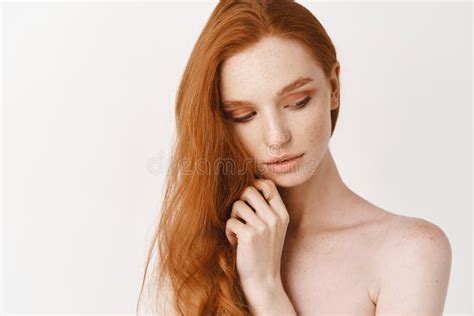 La Jeune Belle Fille Nue Avec Naturel Composent Le Sourire Regardant L