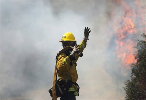 Nuevo incendio cerca de Los Ángeles obliga a evacuar 60 000 personas