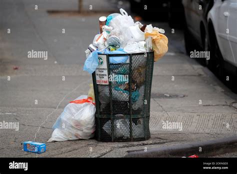 Overflowing Trash Can New York Hi Res Stock Photography And Images Alamy