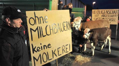 Milchbauern Protestieren Vor Molkereien