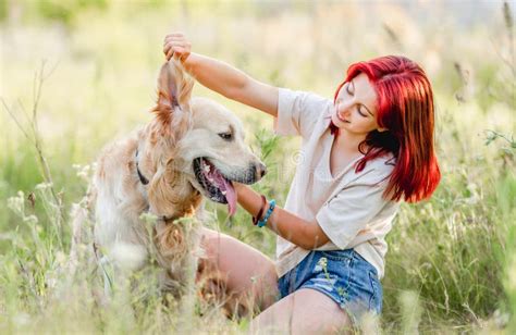 Adolescente Con Perro Recuperador De Oro Foto De Archivo Imagen De