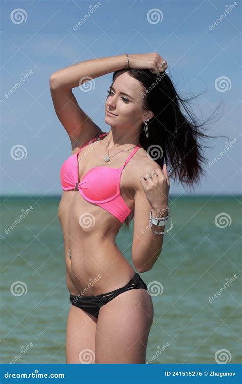 Bella Mujer En Bikini En La Playa Foto De Archivo Imagen De Sonrisa