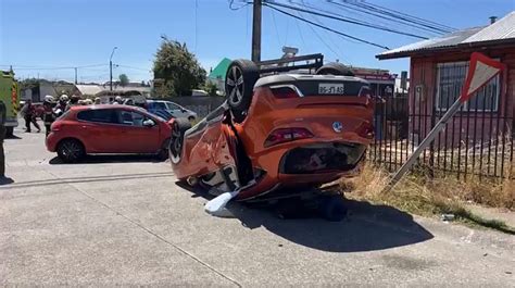 Colisión vehicular en Puerto Montt terminó con un auto volcado