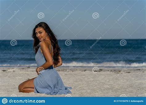 Precioso Bikini De Raza Mixta Modelo Posando Al Aire Libre En Una Playa Del Caribe Imagen De