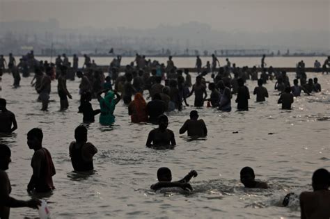 Thousands Of Hindus Take Holy Dip In India Defying Covid Surge