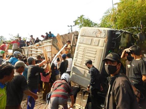 Diduga Akibat Kontur Jalan Dan Kelebihan Muatan Memo Timur