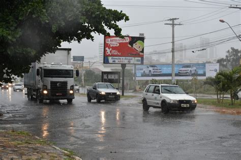 Tempestade de Verão chuva acompanhada ventos fortes e enxurrada alaga