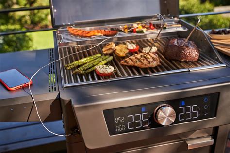 Char Broil UK Releases The EVOLVE Grill Platform In Gas And Electric