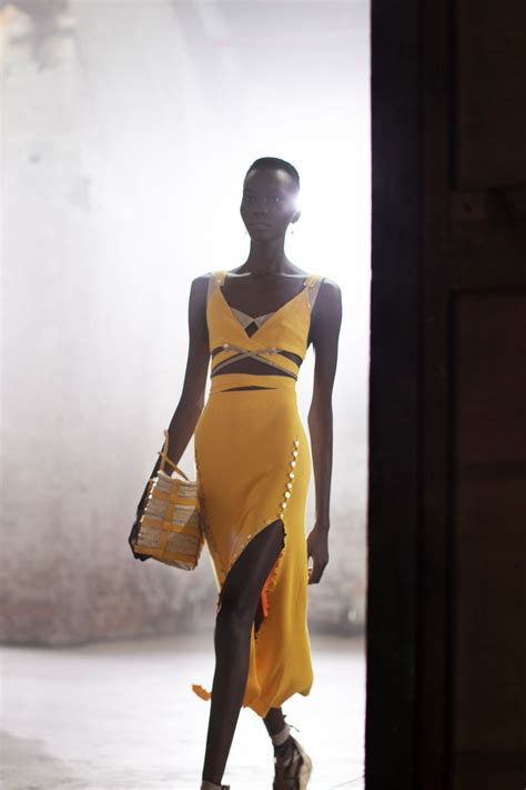 Los vestidos transparentes no son los únicos naked dresses del verano 2021 Vogue España