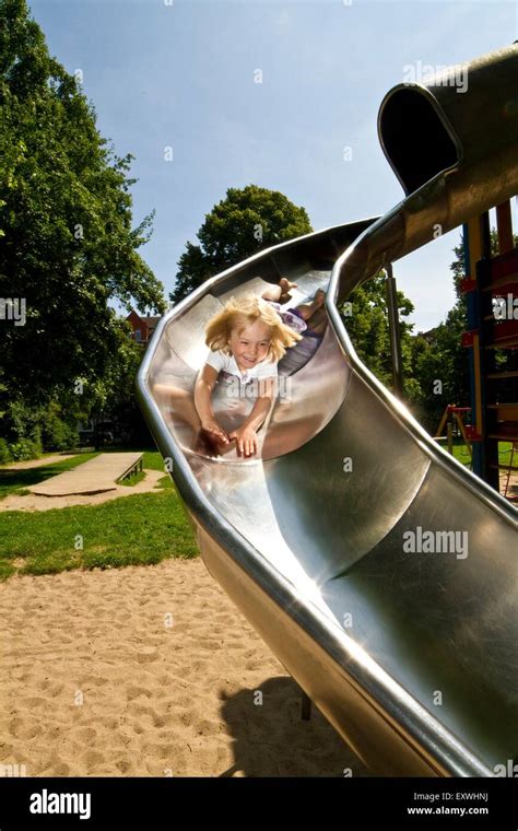 Jeune Fille Sur Toboggan Banque De Photographies Et Dimages à Haute