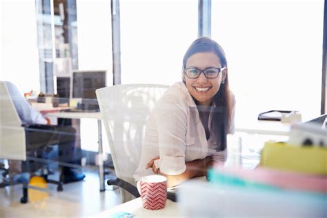 Felicidade no Trabalho O que é Benefícios e Como ser feliz FIA