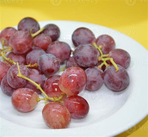 Grandes Uvas Rojas En Un Plato Foto De Stock En Vecteezy