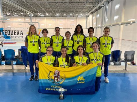 El equipo femenino sub 16 del CA Bahía de Algeciras listo para su