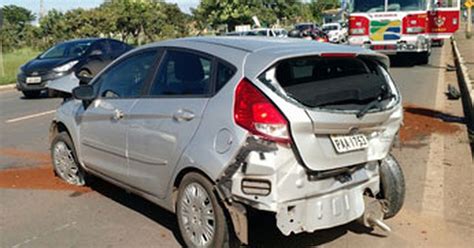 G1 Batida entre quatro carros deixa três feridos e trânsito lento na