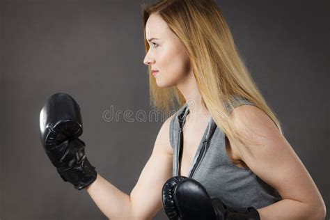 Ejercicio De La Muchacha Del Boxeador Con Los Guantes De Boxeo Foto De