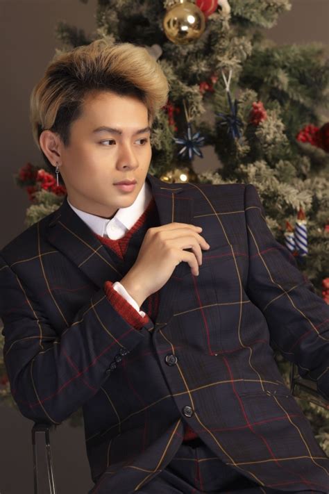 Hot TikToker vẽ tranh triệu view tung ảnh đón Noel