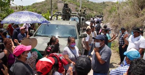 Pobladores De Petaquillas Guerrero Retienen A Militares Y Polic As