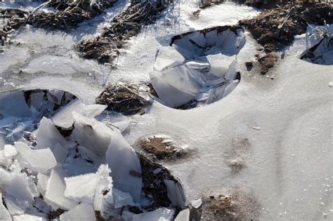 Se Formó Una Gruesa Capa De Hielo En El Territorio Del Campo Después De