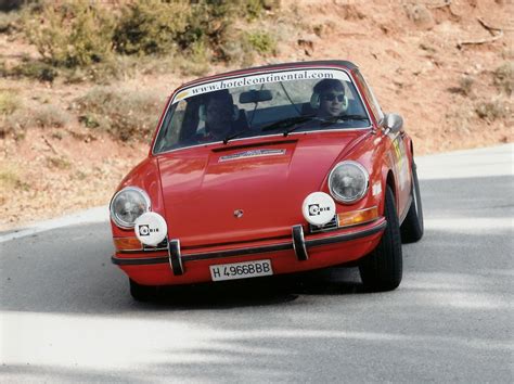 Salida del Rally Monte Carlo de coches Históricos desde Barcelona