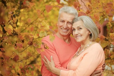 Retrato De Una Hermosa Pareja De Ancianos Abraz Ndose En El Parque