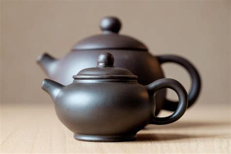 Premium Photo | Brown ceramic chinese teapots on the table