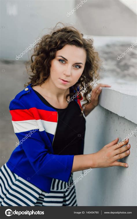 Mooie Sexy Jonge Brunette Meisje Met Lang Golvend Haar Slanke Figuur Dun En Mooi Gezicht Make Up