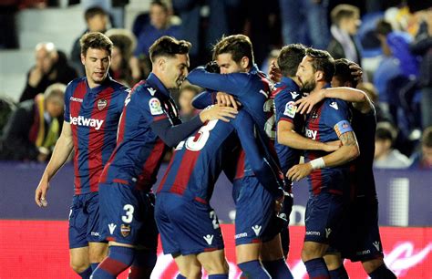 El Levante toma oxígeno con su rotunda victoria frente al Betis